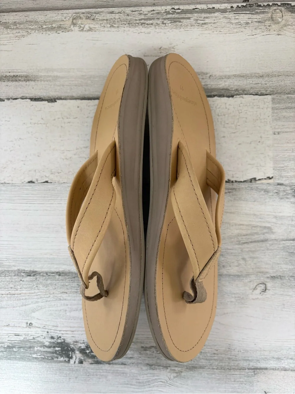 Vineyard Vines Men’s Size 11 Slip On Flip Flop Thong Sandals In Natural Tan